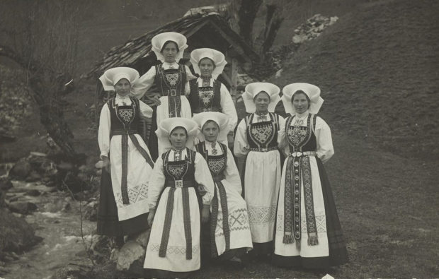 Sju kvinner i hardangerbunad. Bildet er hentet fra Nasjonalbibliotekets bildesamling